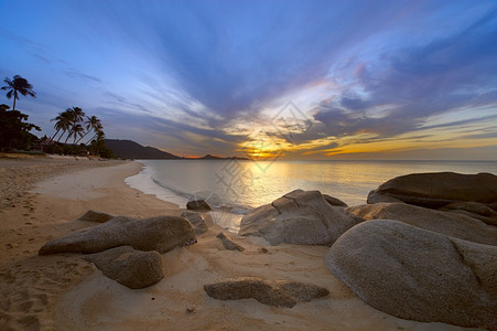 泰国高山水岛拉迈海滩岩石岸日出图片