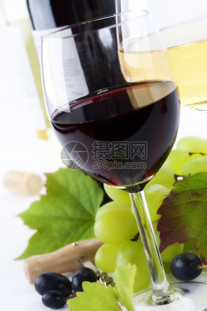 酒杯和白葡萄图片