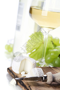 白酒葡萄和奶酪加白图片