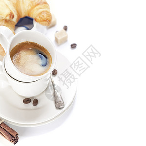 咖啡和羊角面包早餐加白咖啡和牛角面包图片