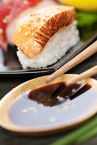 一套日本的寿司加上筷子和大豆的香肠加白图片
