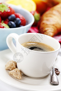 美味早餐咖啡新鲜羊角面包和浆果图片