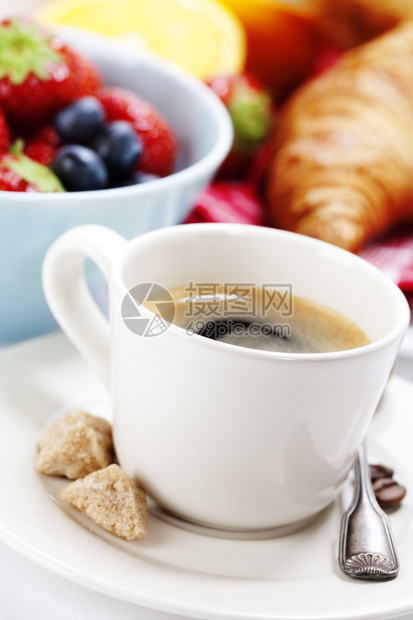 美味早餐咖啡新鲜羊角面包和浆果图片