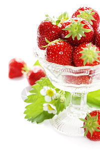 装满新鲜美味草莓的古董玻璃图片