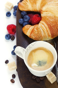 早餐美味有新鲜咖啡羊角面包和水果图片