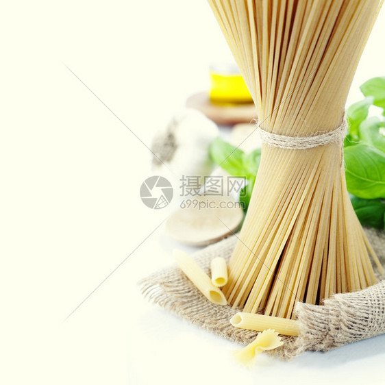 意大利面食蒜橄榄油和巴锡图片