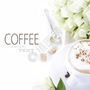 一杯咖啡和束白色背景的精美玫瑰花束图片