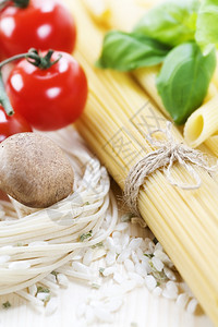 意大利面食白底西红柿蘑菇大米和烤肉图片