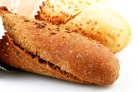 白色背景上孤立的新鲜面包图片