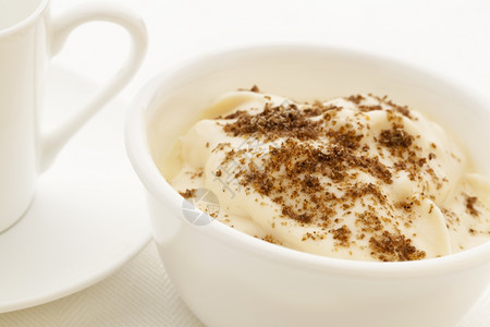 在酸奶上洒的土果种子健康早餐概念图片