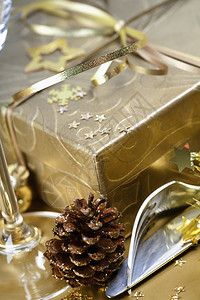 金礼品盒和圣诞节场所布置图片
