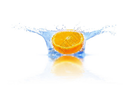 橙子落到白底孤立的水里喷发图片