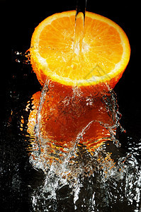 流水中的橙色图片