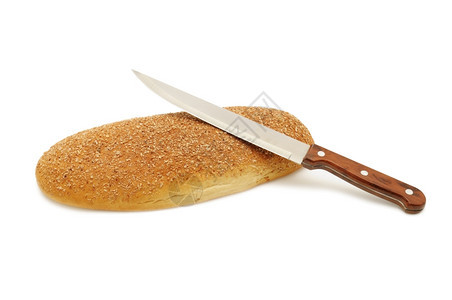 在白色背景上被孤立的新鲜面包和厨房刀图片