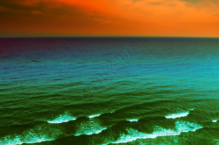 日落在海面上图片