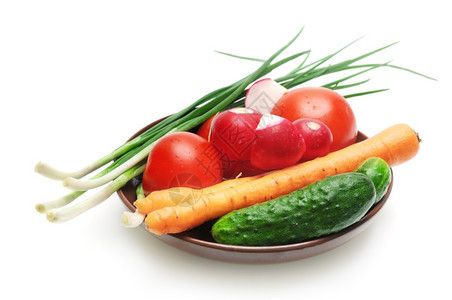 将盘子上的蔬菜放在白色背景的孤立位置上图片