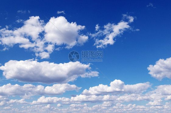 白云笼罩着蓝天空图片