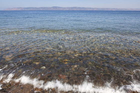 爱琴海清水波冲刷碎石图片