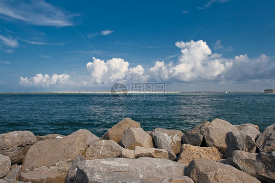 岩石海岸和蓝云天空的风景图片