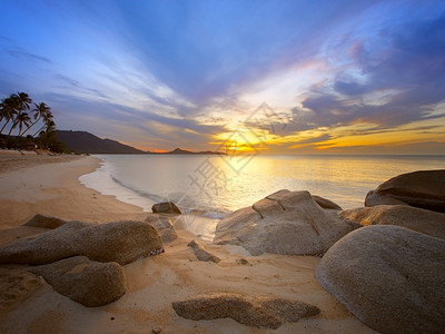 泰国高山水岛热带岩石海岸日出图片