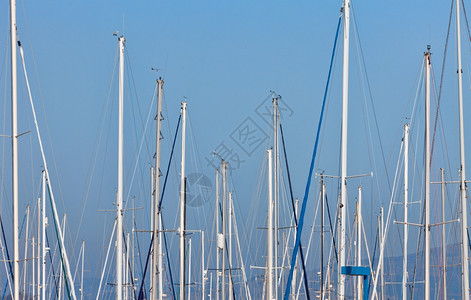 一艘帆船在渡码头对着蓝天和遥远的山峰图片