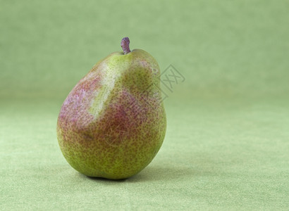 绿背景红皮肤的成熟梨图片