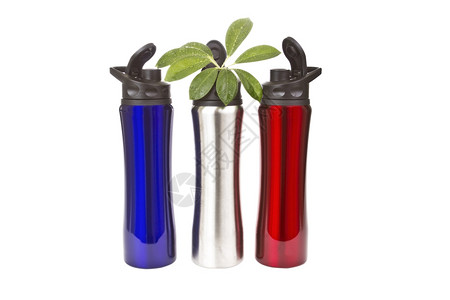 三瓶蓝色红和银的不锈钢水瓶白底植物图片