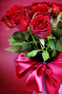 花瓶中的红玫瑰束图片