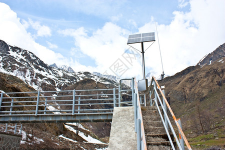 意大利ParcodelGranParadiso带太阳能电池板的大坝图片