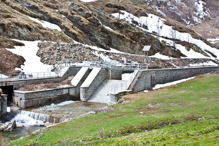 意大利ParcodelGranParadiso带太阳能电池板的大坝图片