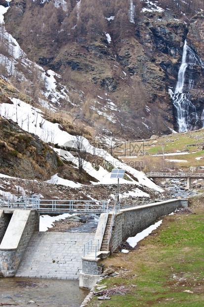 意大利ParcodelGranParadiso带太阳能电池板的大坝图片