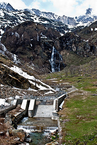 意大利ParcodelGranParadiso带太阳能电池板的大坝图片