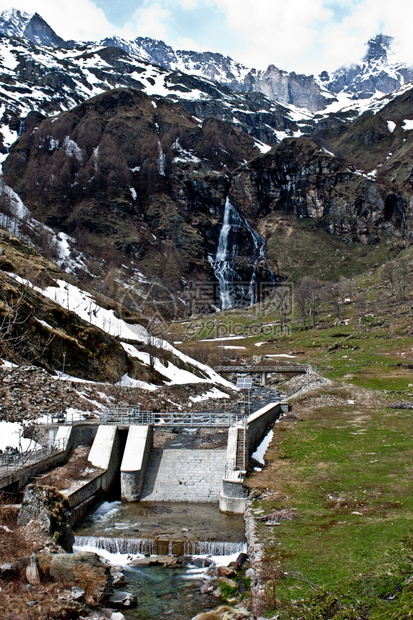 意大利ParcodelGranParadiso带太阳能电池板的大坝图片