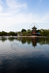 靠近紫禁城的湖塔象图片