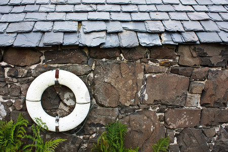 在苏格兰渔民村的一堵墙上提供生命服务图片