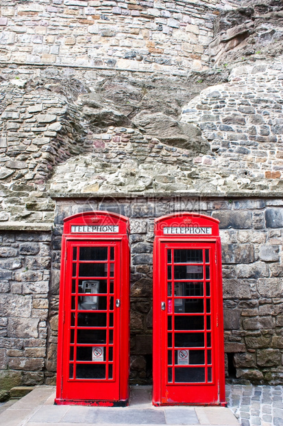 传统的英国里程碑爱丁堡的两个红色电话箱图片
