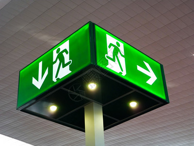 紧急出口标志天花板上立方灯概念图片