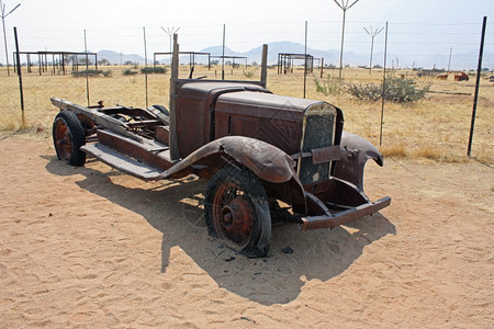 纳米比亚沙漠中的旧车图片