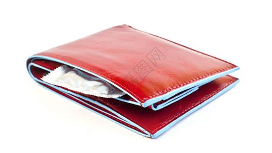 红色钱包中的避孕套预防和概念背景图片