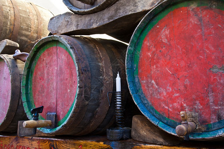 意大利皮埃蒙特地区一桶巴贝拉葡萄酒的旧龙头图片