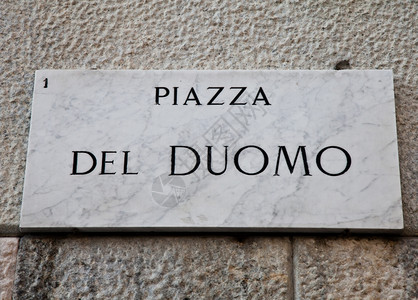 意大利米兰中心的著名有趣点街头标志图片