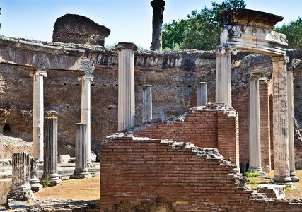 意大利蒂沃VillaAdriana的罗马柱图片