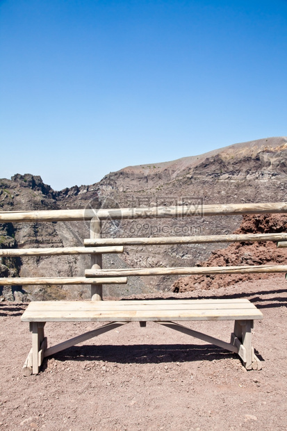 在Vesuvius火山口前的空板子这个凳是用来旅行的图片