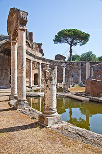 意大利蒂沃VillaAdriana的罗马柱图片