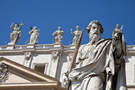 圣彼得广场意大利罗马蓝色天空背景的圣彼得广场意大利罗马雕像图片