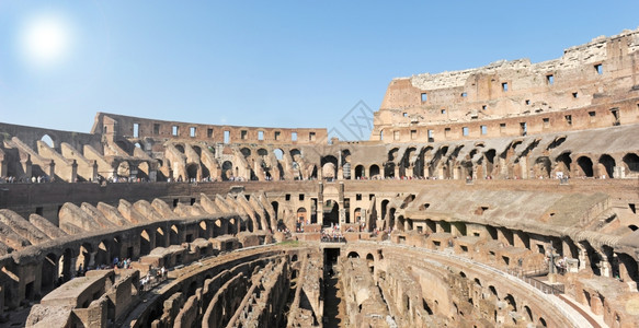 古老的董外表位于意大利罗马蓝天空背景的欧洲角斗场图片
