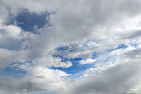 蓝色天空和美丽的白云图片