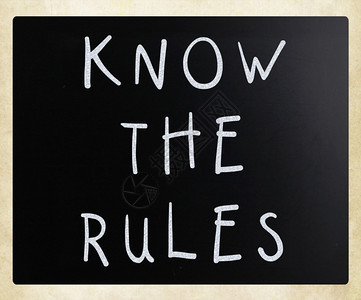 知道规则用黑板上的白粉笔手写图片