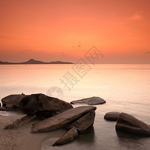 泰国高山水岛海景的岩石日出图片