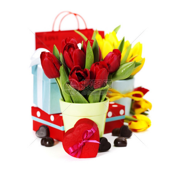 用于情人节日白色背景的礼品盒巧克力和花朵图片